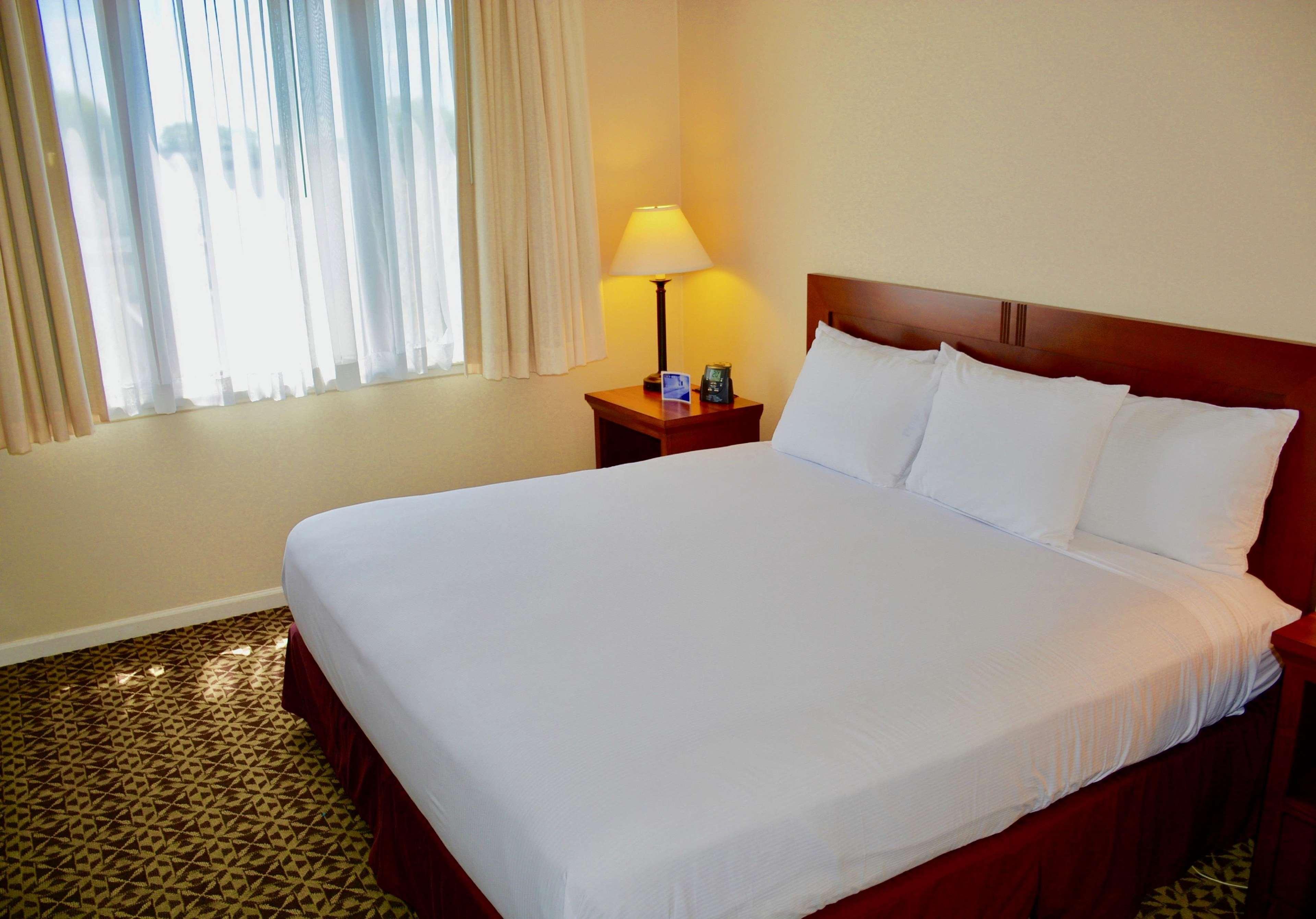Doubletree Suites By Hilton Mount Laurel Exterior photo