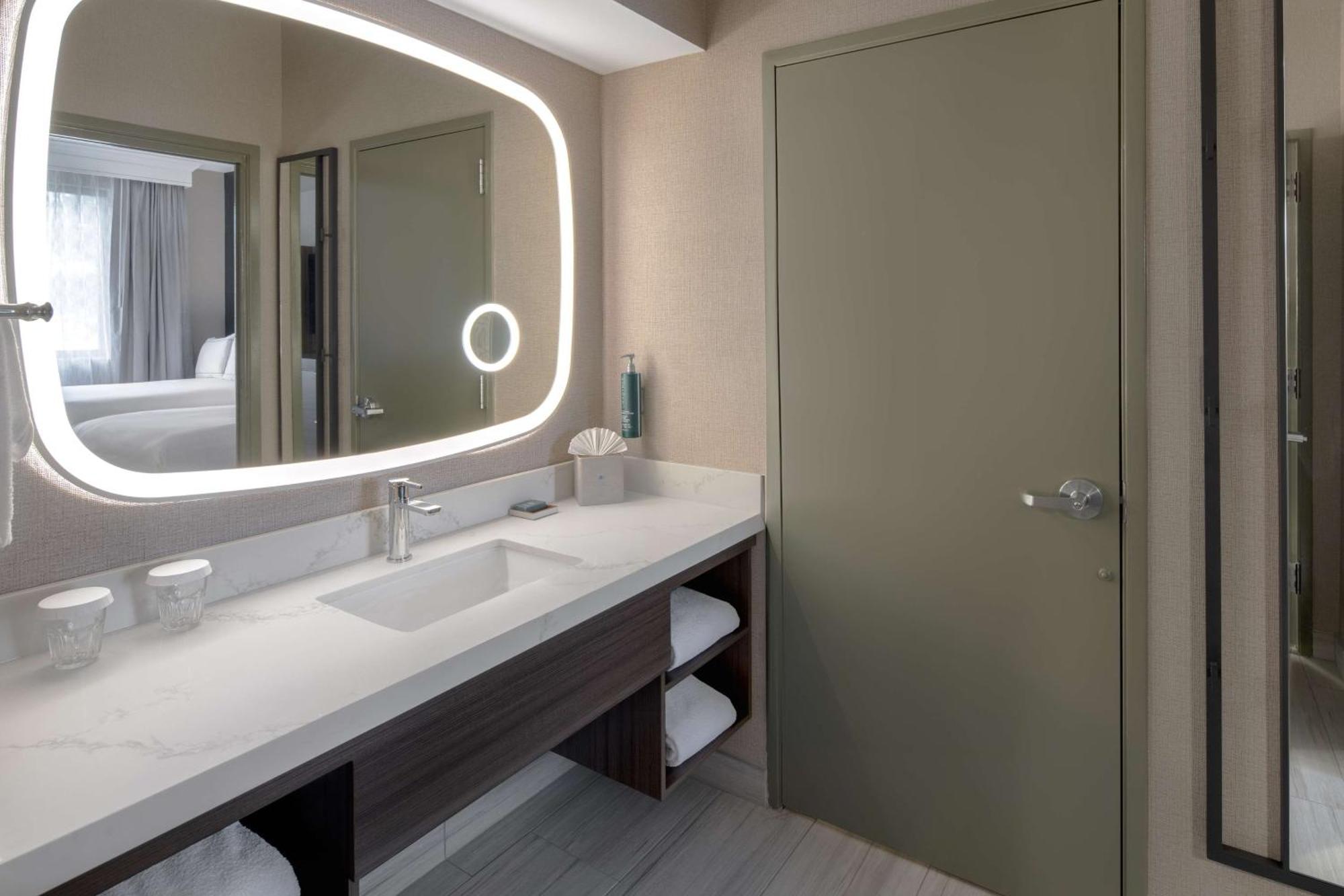 Doubletree Suites By Hilton Mount Laurel Exterior photo